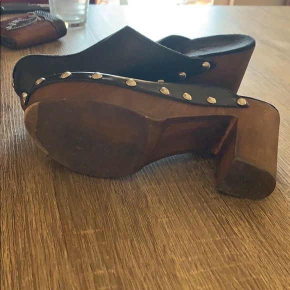 Leather and wood platform heel clogs - Picture 4 of 5